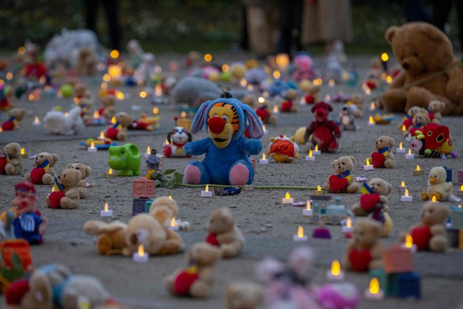 Na shodu ob obletnici začetka ruske invazije so se v Bruslju ugrabljenih ukrajinskih otrok spomnili s plišastimi igračami. FOTO:&nbsp;Nicolas Maeterlinck/AFP
