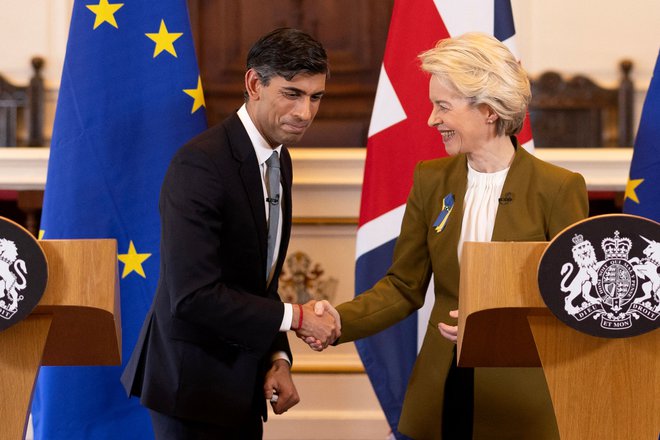 Dobro razpoložena britanski premier Rishi Sunak in predsednica evropske komisije Ursula von der Leyen sta v Windsorju predstavila rezultat napornih pogajanj. Foto: Dan Kitwood/Afp
