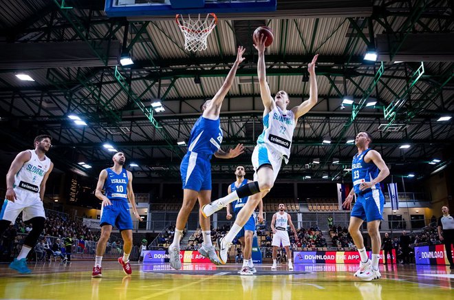 Saša Ciani prodira pod koš v dvoboju z Izraelom. FOTO: Fiba
