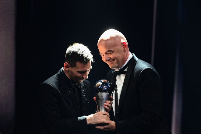 Predsednik Mednarodne nogometne zveze (Fifa) Gianni Infantino je podelil nagrado najboljšemu nogometašu Lionelu Messiju (oba na fotografiji) in nogometašici Alexii Putellas. FOTO: Franck Fife/AFP
