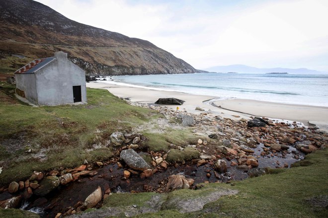 Plaža Keem na otoku Achill, ki je zaslovel s filmom Duše otoka. FOTO: Paul Faith/AFP
