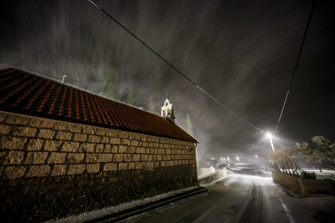 Tovornjaki še vedno ne morejo v Dalmacijo ali iz nje, je pa promet sproščen za osebna vozila. Na morju je plovba odsvetovana. FOTO: Zvonimir Barisin/Cropix
