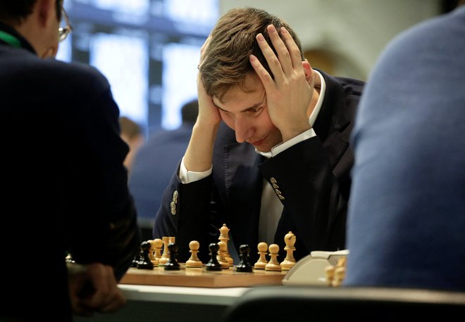 Sergej Karjakin na fotografiji iz Sankt Peterburga leta 2018. Suspenz FIDE se je&nbsp;že iztekel, njegova retorika poveličevanja aktualnega ruskega režima in podpora vojni v Ukrajini pa ostaja enako glasna v posmeh številnim žrtvam krvavega konflikta.

FOTO: Anton Vaganov/Reuters
