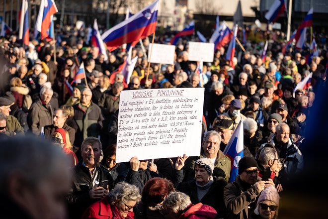 Nekdanji poslanec SDS Pavel Rupar na današnji protestni shod upokojencev vabi &raquo;vse, ki ljubijo Slovenijo&laquo;. FOTO:&nbsp;Črt Piksi/Delo
