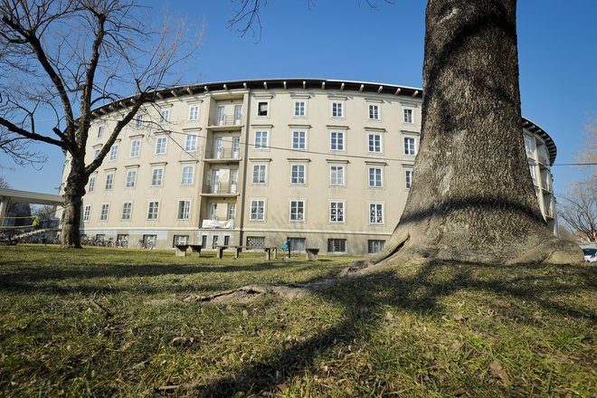 Zidava Baragovega semenišča se je začela julija 1937 z osrednjim objektom kapele in s kinodvorano pod njo. FOTO JOŽE SUHADOLNIK/DELO
