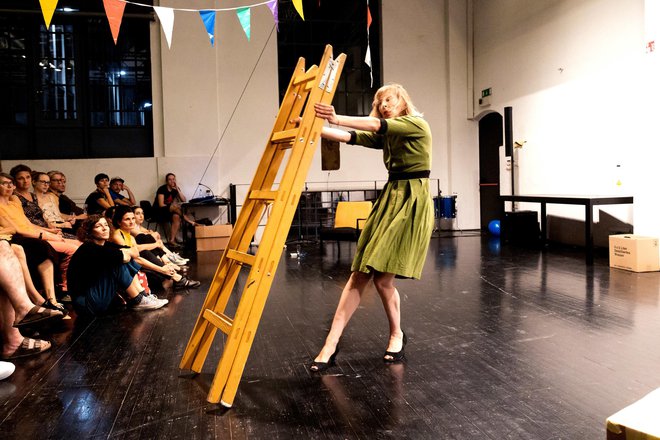 Performans Katje Legin in Bojane Robinson je del letošnjega festivala Gibanica. FOTO: Nada Žgank
