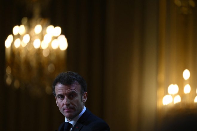 Predsednik Emmanuel Macron je pred afriško turnejo napovedal zakon, po katerem naj bi določili metodologijo za vrnitev umetniških del, zaseženim med kolonializmom. FOTO:&nbsp;Stefano Rellandini/AFP
