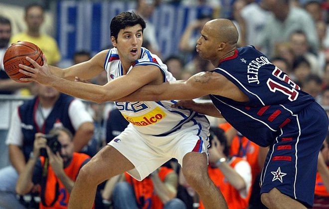 Dejan Bodiroga jo je na svoji reprezentančni poti zagodel tudi izbrani vrsti ZDA. FOTO: AFP
