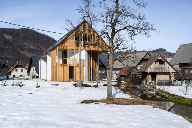 Ob apartmajski hiši teče tudi potok Raka. FOTO: Miran Kambič
