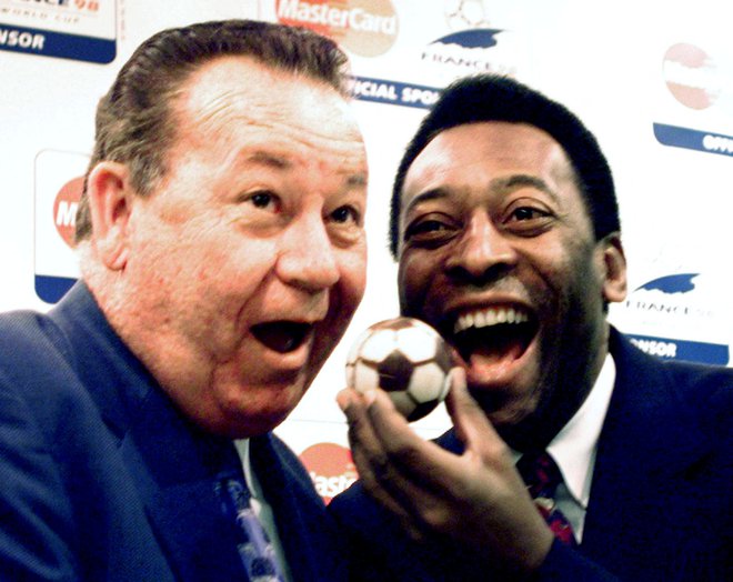 Pele in Just Fontaine na dogodku v Parizu leta 1998. Svetovno prvenstvo na Švedskem leta 1958, na katerem je s svojimi strelskimi podvigi blestel Fontaine, je seveda zaznamoval tudi Pele, ki je z vsega 17 leti osvojil naslov z Brazlijo. FOTO: Desmond Boylan/Reuters
