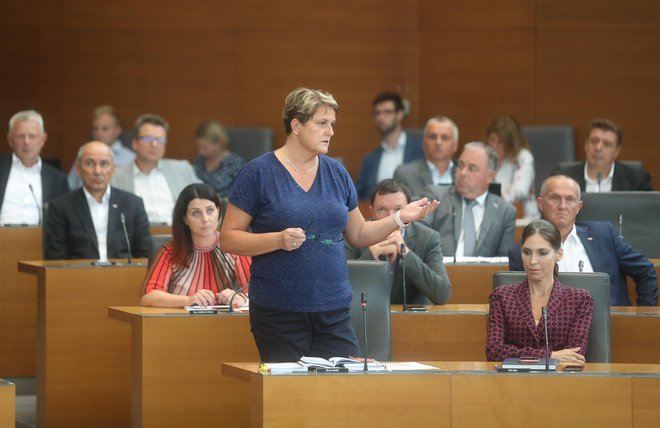 Vodja poslanske skupine SDS Jelka Godec zdravstvenega ministra poziva, naj razkrije, kateri dobavitelji so želeli priti do njega, a jih, kot je dejal, ni želel sprejeti. FOTO: Blaž Samec
