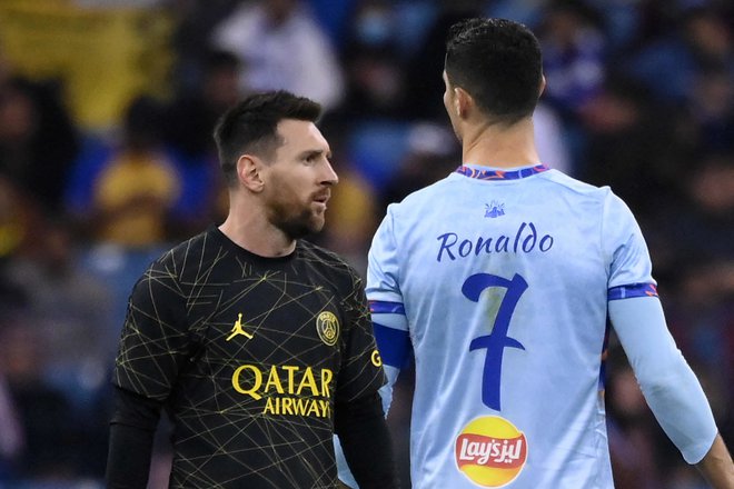 Lionel Messi (levo) in Cristiano Ronaldo bi lahko bila od poletja znova velika tekmeca. FOTO: Franck Fife/AFP
