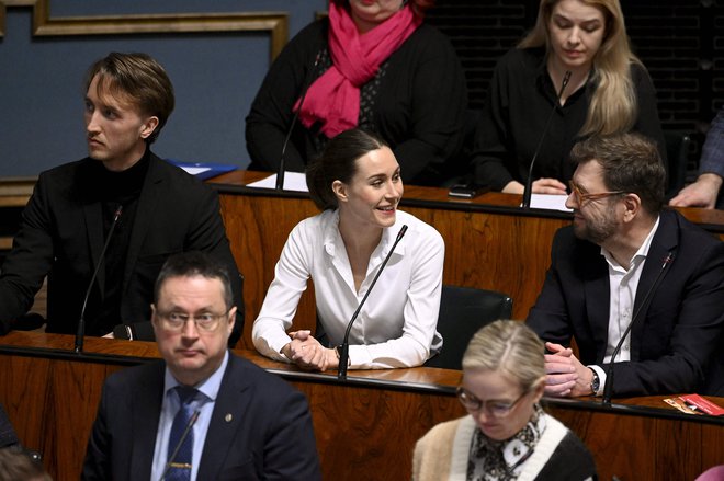 Današnjega glasovanja v finskem parlamentu se je udeležila tudi finska premierka Sanna Marin. Foto: Heikki Saukkomaa/Afp
