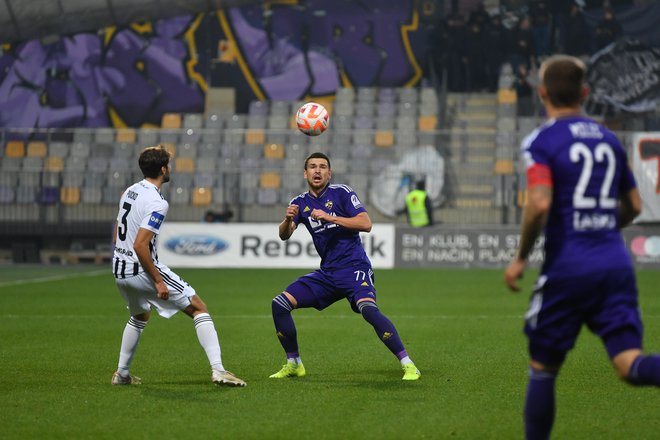 V pičlih nekaj mesecih je 20-letni Žan Vipotnik (v sredini) prehodil pot od rezervista do najdragocenuješga nogometaša v zgodovini mariborskega kluba. FOTO: Marko Pigac/mp Produkcija
