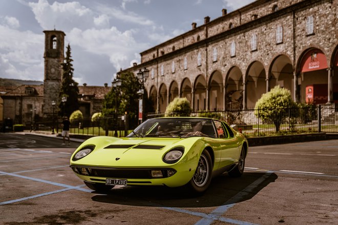 Več je legendarnih avtomobilov z značko bika, najvišje pa mnogi postavljajo lamborghinija miuro, ki so ga predstavili leta 1966. FOTO: Lamborghini
