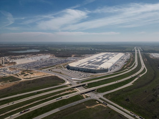 Tesla ima za zdaj štiri velike tovarne, med njim je tudi ta v Austinu v Teksasu. Naslednja bo v Mehiki. FOTO: Go Nakamura/Reuters
