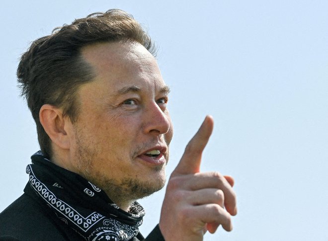 Elon Musk želi s Teslo do leta 2030 doseči letno prodajo 20 milijonov električnih avtomobilov na leto. FOTO: Pool New Reuters
