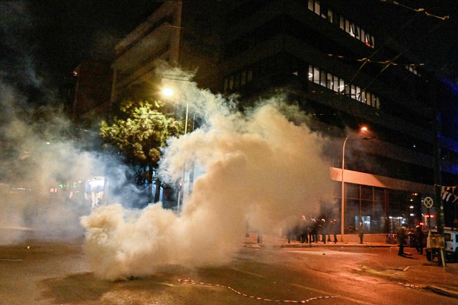 Več sto ljudi je včeraj na ulicah izražalo kritiko oblastem, ki da so krive za nesrečo. FOTO: Louisa Gouliamaki/AFP
