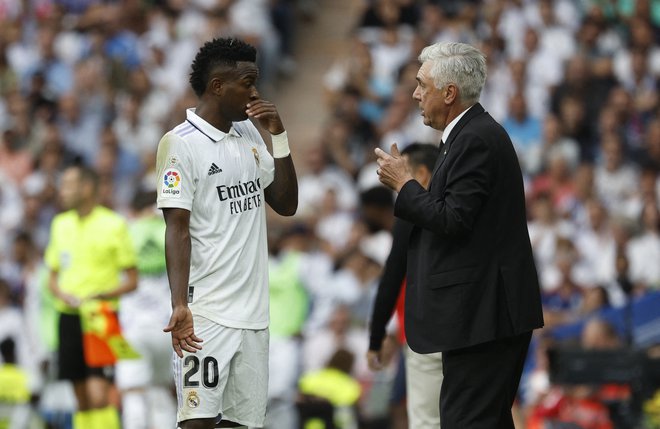 Realov trener Carlo Ancelotti in Vinicius Junior. FOTO: Susana Vera/Reuters
