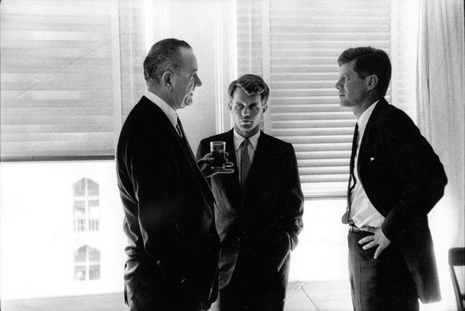 John F. Kennedy, njegov brat Robert F. Kennedy in&nbsp;Lyndon B. Johnson leta 1960 med konvencijo demokratov v Los Angelesu. FOTO:&nbsp;Ho Reuters
