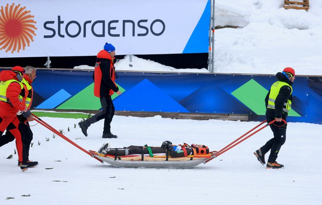 Petra Prevca so&nbsp;z akijem odpeljali v bližnjo zdravstveno oskrbo ob skakalnici. FOTO: Borut Živulović/Reuters
