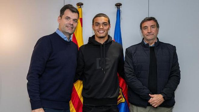 Joao Mendes (v sredini), Ronaldinhov sin, je podpisal za Barcelono. FOTO: FC Barcelona
