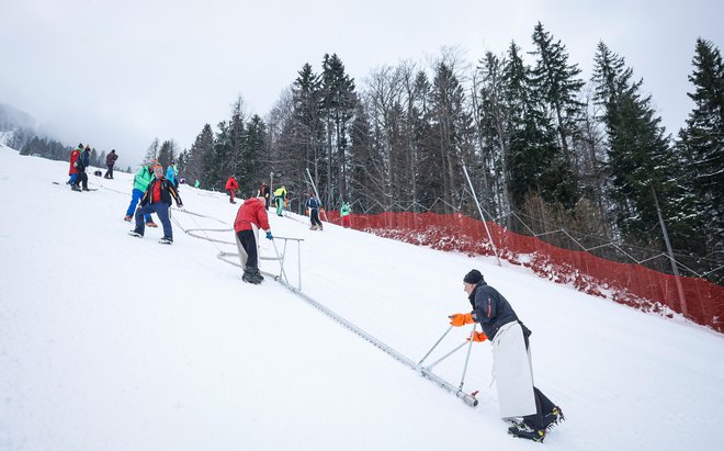 Za vznesene prireditelje velike smučarske tekme na podkorenski strmini ni oddiha. FOTO:&nbsp;Matej Družnik/Delo
