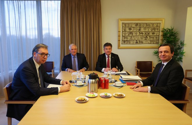 Srbski predsednik Aleksandar Vučić in kosovski premier Albin Kurti se bosta znova srečala 18. marca. Pričakovanja so velika. FOTO: Johanna Geron/Reuters
