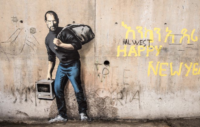 Banksy je brez dvoma upornik. Zgodovinske in aktualne ikone upodablja neprizanesljivo. FOTO: Philippe Huguen/AFP
