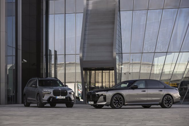 BMW serije 7 (desno) je nov, X7 prenovljen. Predstavljata cenovni vrh ponudbe znamke.

FOTO: Žiga Intihar
