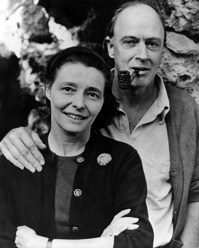 Roald Dahl (na fotografiji s prvo ženo, ameriško igralko Patricio Neal, leta 1966) je bil antisemit, vendar je še danes eden najbolj priljubljenih otroških pisateljev. FOTO: Reuters

