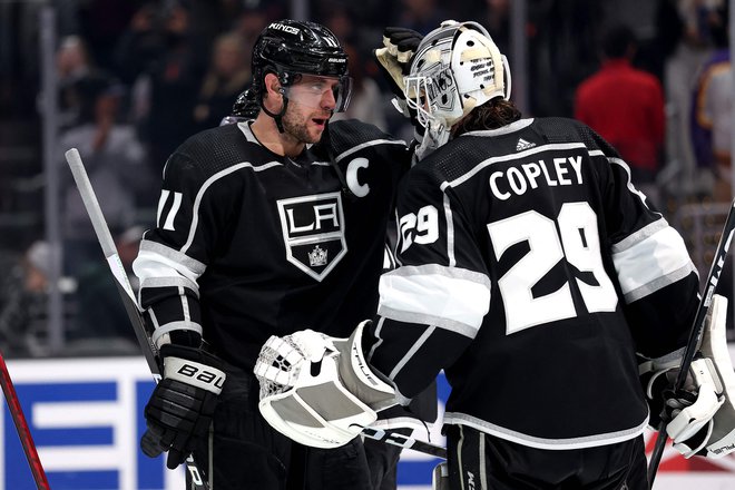 Sijajno formo sta ujela Anže Kopitar in njegovo moštvo Los Angeles Kings, pred katerim je v zahodni konferenci le Dallas. FOTO: Sean M. Haffey/AFP
