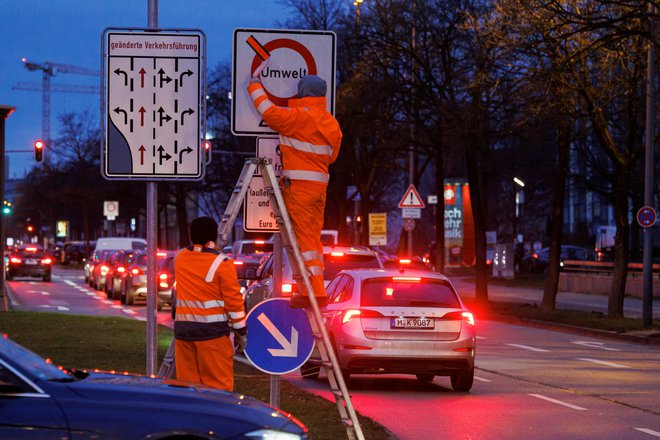 V EU še ni zelene luči za sprejetje odločitve, po kateri od leta 2035 ne bi več smeli registrirati novih avtomobilov na dizelski ali bencinski pogon. FOTO: Lukas Barth/Reuters
