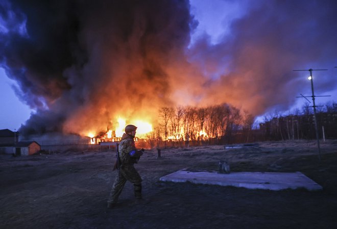 Na fotografiji je požar, ki je izbruhnil, potem ko so ruske rakete zadele skladišča v kijevskem okrožju Sviatoshynskyi 17. marca lani. FOTO: Emin Sansar/ Anadolu/via Afp
