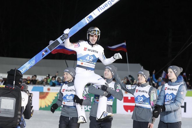 Junak dneva Timi Zajc na ramenih reprezentančnih soborcev. FOTO: Matej Družnik/Delo
