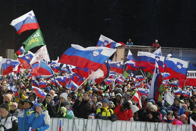 V Planici so visoko plapolale slovenske zastave. FOTO: Matej Družnik/Delo
