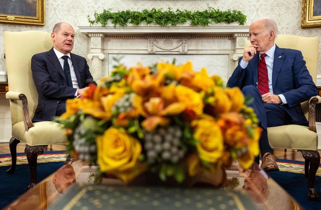 Ameriški predsednik Joe Biden in nemški kancler Olaf Scholz v Beli hiši.&nbsp;FOTO:&nbsp;Andrew Caballero-reynolds/Afp
