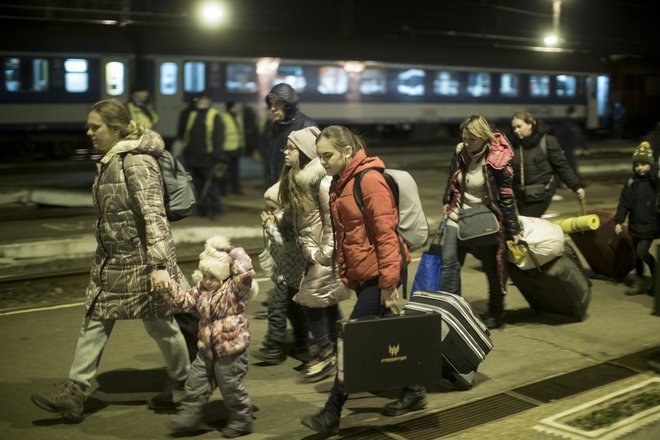 Nekaj več kot 70.000 Ukrajink in Ukrajincev je prebivališče prijavilo tudi v Sloveniji, status začasne zaščite pa jih je pridobilo nekaj več kot 8000. FOTO: Jure Eržen/Delo
