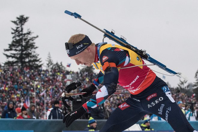 Johannes Thingnes Bø zmaguje kot po tekočem traku. FOTO:&nbsp;Michal Cizek/AFP
