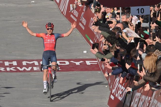 Britanec Tom Pidcock (Ineos Grenadiers) je zmagal v Pogijevem slogu. FOTO: Strade Bianche Twitter
