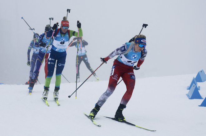 Polona Klemenčič (druga po vrsti v koloni) tokrat ni dobro tekla in streljala. FOTO: Lisa Leutner/Reuters
