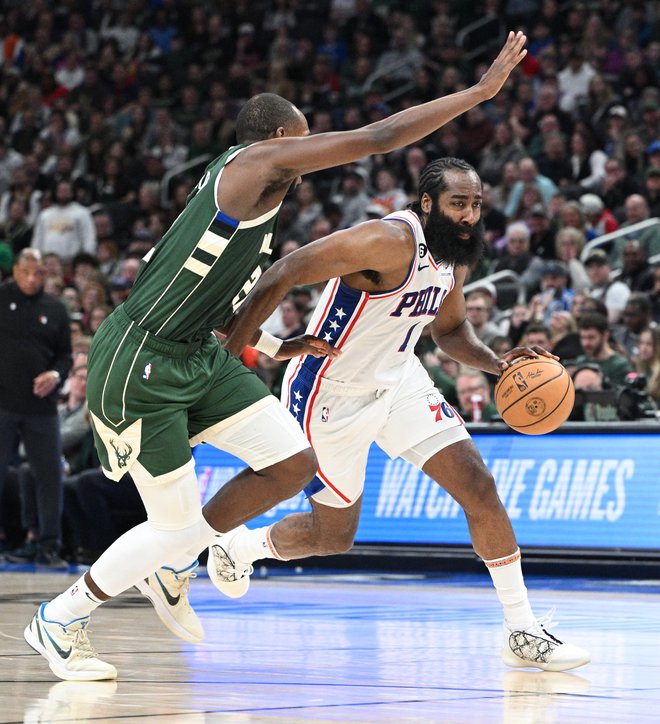 James Harden (desno) je v zadnji četrtini stopil na plin in Philadelphio popeljal od zaostanka 18 točk do 41. zmage v sezoni. FOTO: Michael Mcloone/Usa Today Sports
