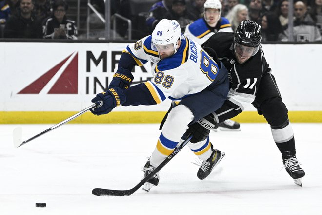 Tudi ko ni med streli ali podajalci, je Anže Kopitar zaradi svojih obrambnih posredovanj nepogrešljiv mož pri Los Angeles Kings. FOTO: Kelvin Kuo/Usa Today Sports
