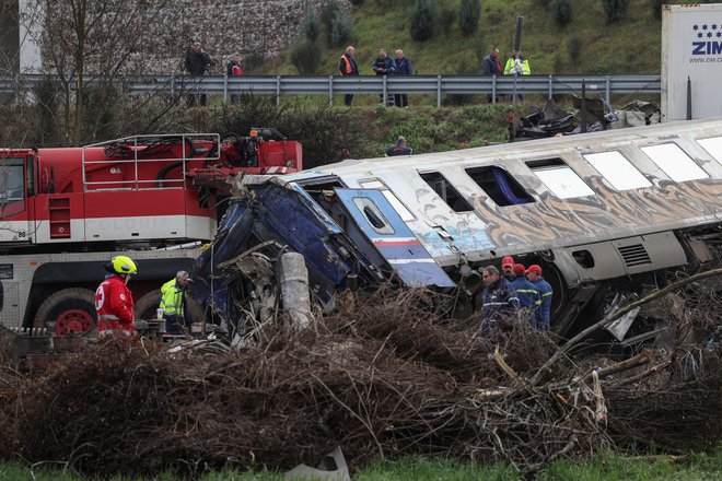 Rescuers operate on the site of a crash, where two trains collided, near the city of Larissa, Greece, March 3, 2023. REUTERS/Alexandros Avramidis Foto Alexandros Avramidis Reuters
