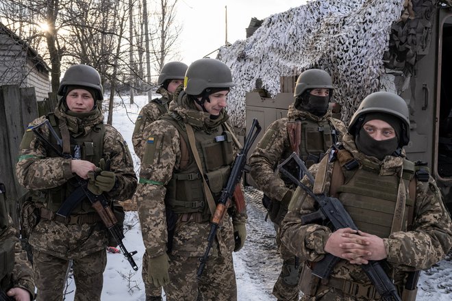 Ukrajinski vojaki v Bahmutu sredi februarja letos.&nbsp;FOTO: Marko Djurica/Reuters
