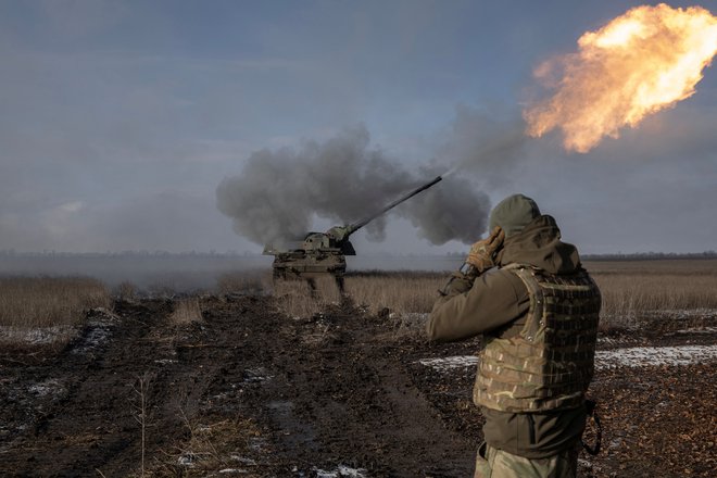 Ukrajinska vojska strelja v regiji Doneck blizu Bahmuta. FOTO: Marko Djurica/Reuters
