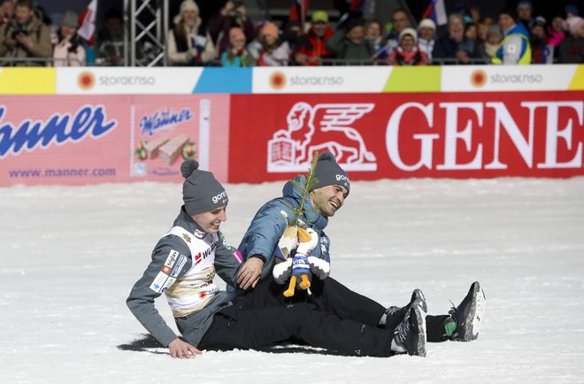 Robert Hrgota se je takole v izteku veselil s svetovnim prvakom Timijem Zajcem. FOTO: Matej Družnik/Delo
