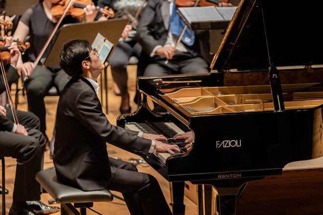 Tajvanski pianist Kai-Min Chang je z odlično izvedbo Koncerta za klavir in orkester št. 3 Sergeja Rahmaninova postal zmagovalec prvega Mednarodnega klavirskega tekmovanja Festivala Ljubljana. FOTO: Črt Piksi
