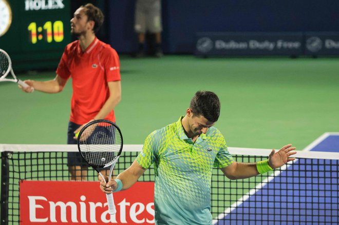 Novak Đoković med polfinalnim dvobojem z Rusom Danilom Medvedjevom na turnirju v Dubaju. FOTO: Karim Sahib/AFP
