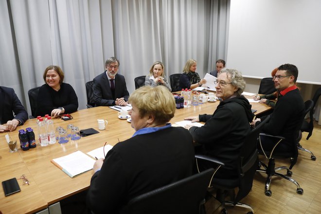 Z vsebinskim spoznavnim srečanjem z ministrstvom za vzgojo in izobraževanje so bili v Svizu zadovoljni, pogajanja z vladno skupino, ki so sledila, pa še niso dala stavkovnega sporazuma. FOTO: Leon Vidic/Delo
